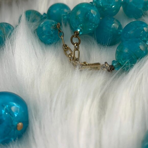 CROWN TRIFARI CRACKLE LUCITE BEADED DEMI-PARURE (NECKLACE, EARRINGS, BRACELET) - Picture 8 of 9